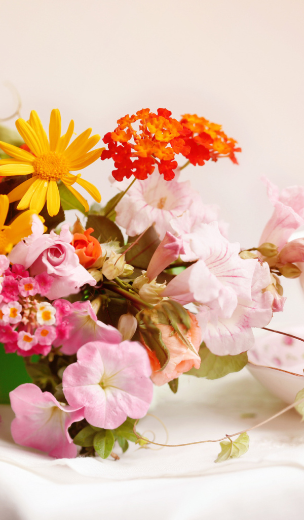 Букет цветов на салфетке