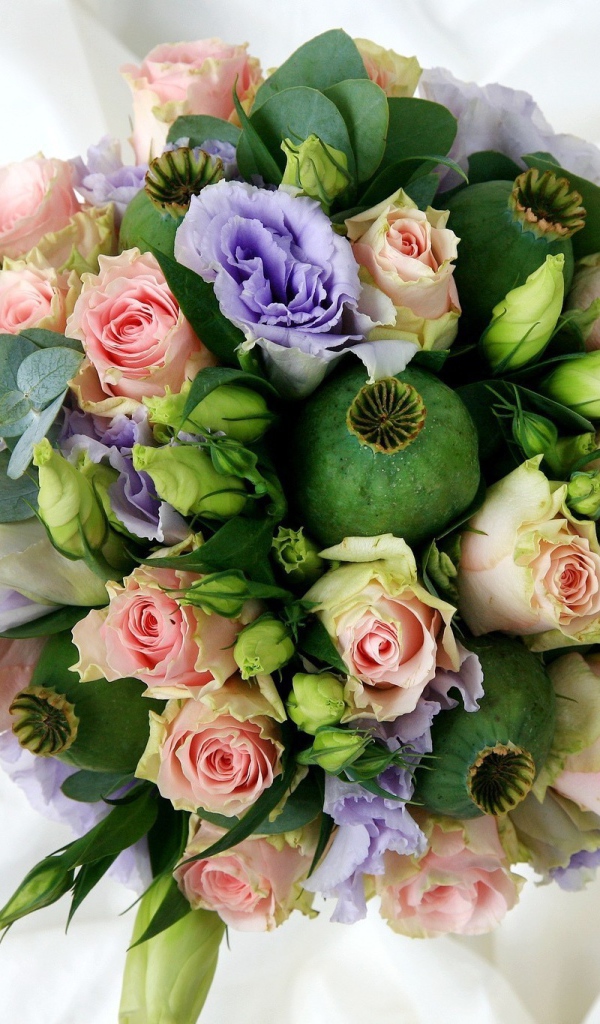 Композиция из роз и мака