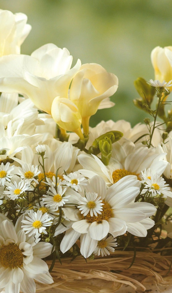 Декоративный букет из белых цветов