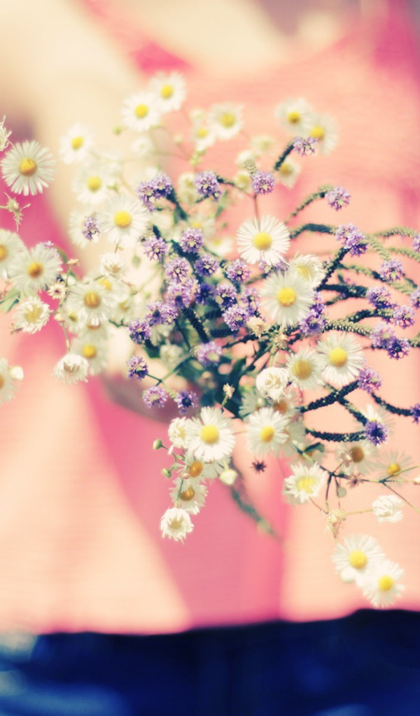 Девочка с букетом цветов