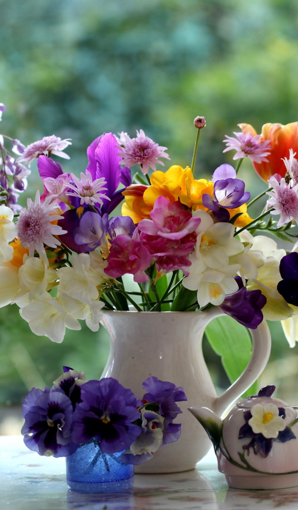 Чайник, чашка и цветы