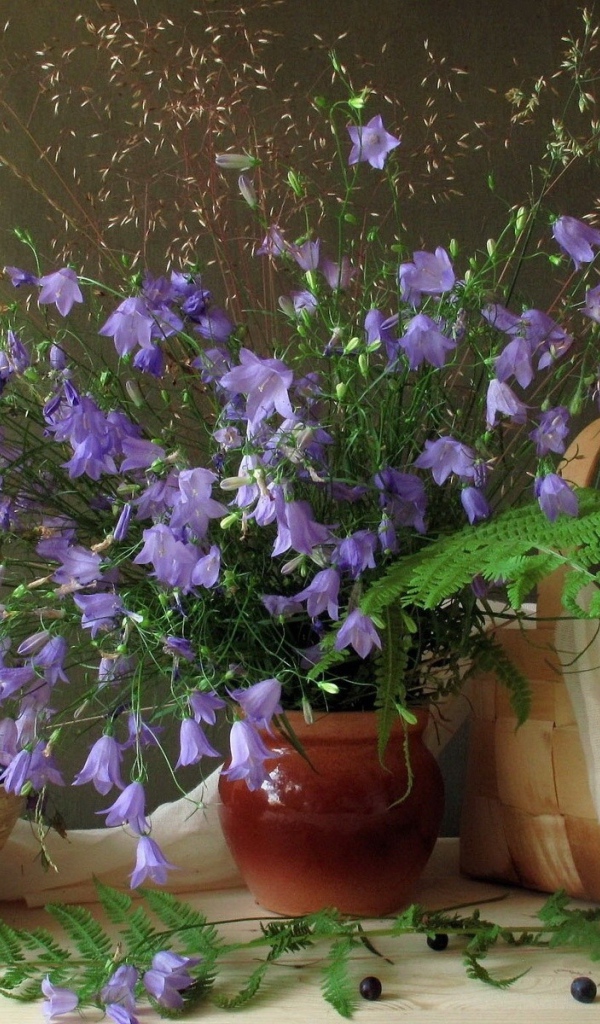 Натюрморт с букетом колокольчиков