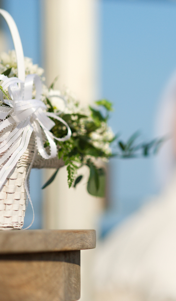 Свадебный букет в белой корзине