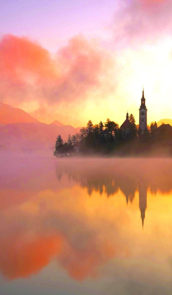 Остров на озере в тумане