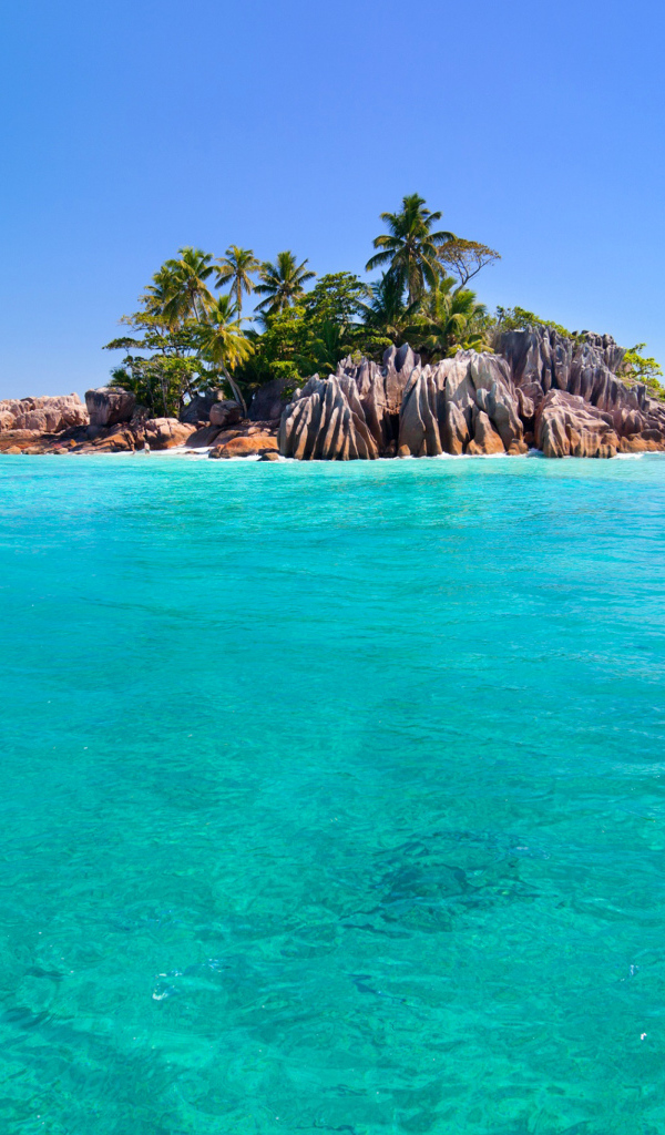 Скалы на острове