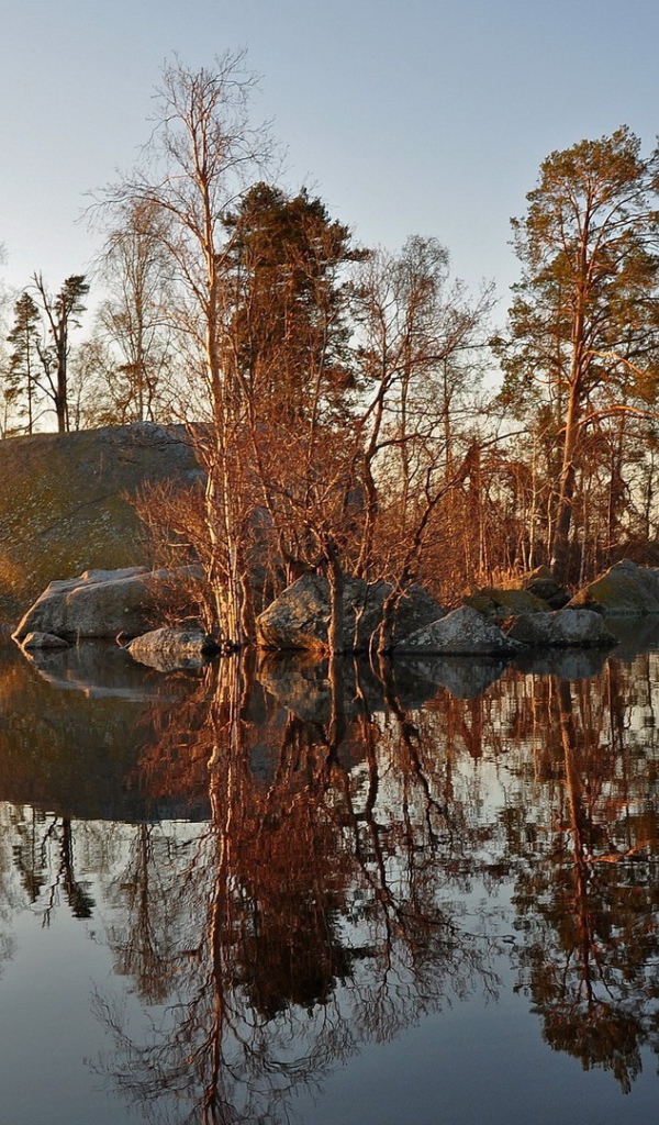 Каменный остров на озере
