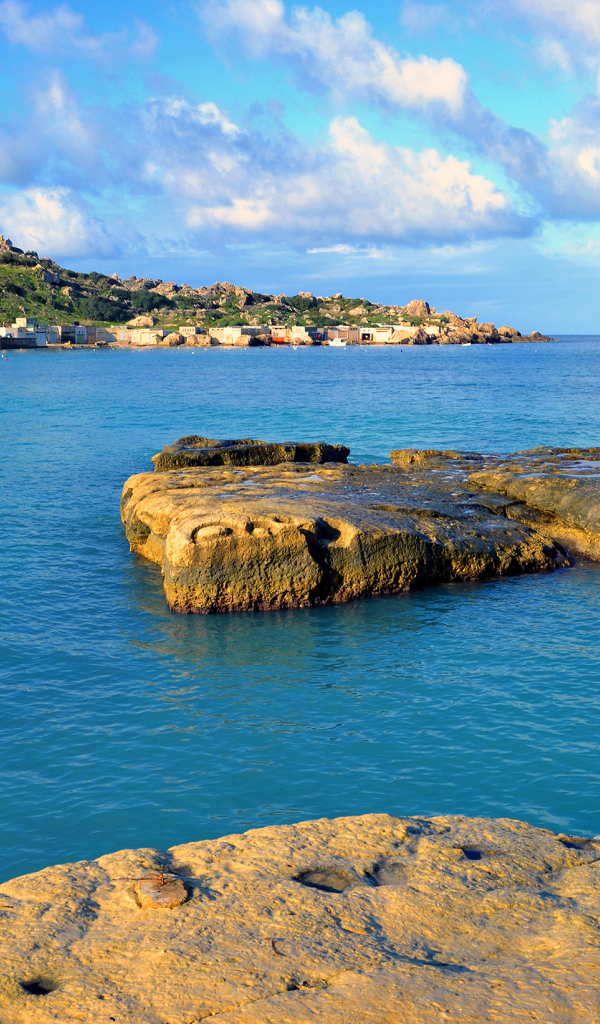 Маленький остров скала