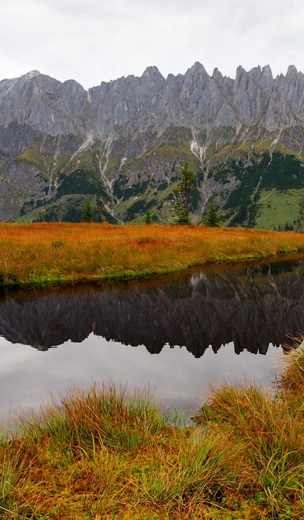 Маленькое озеро у подножия гор