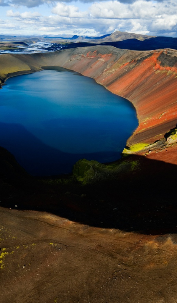 Озеро в кратере вулкана