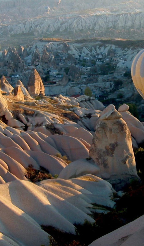 Воздушный шар над белыми горами