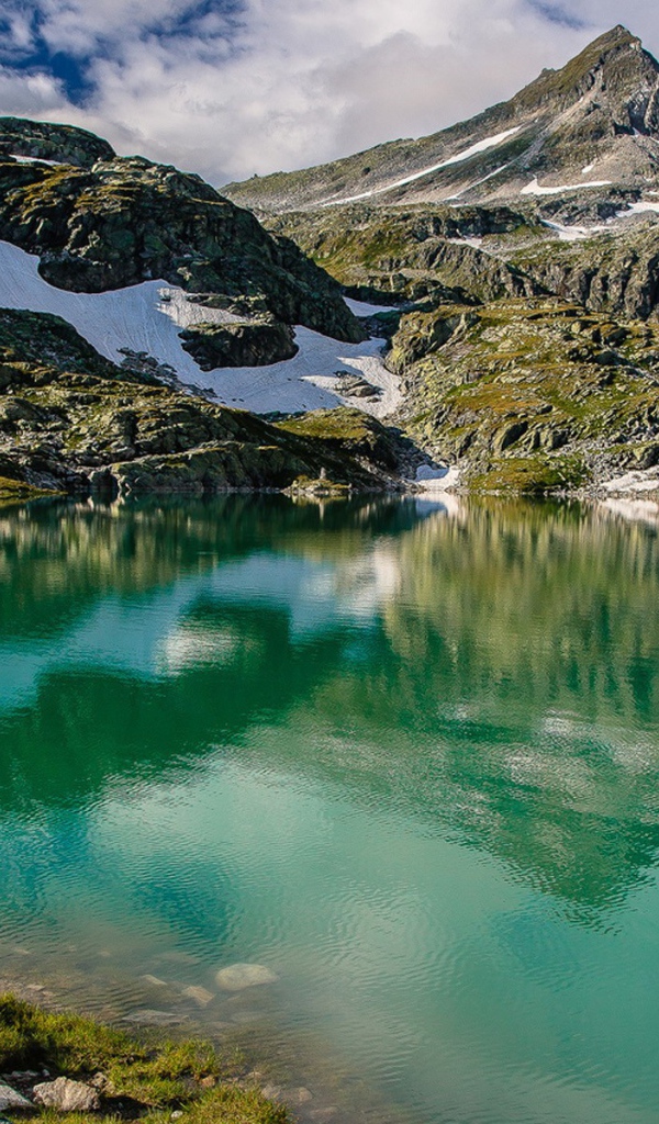 Зеленая вода горного озера