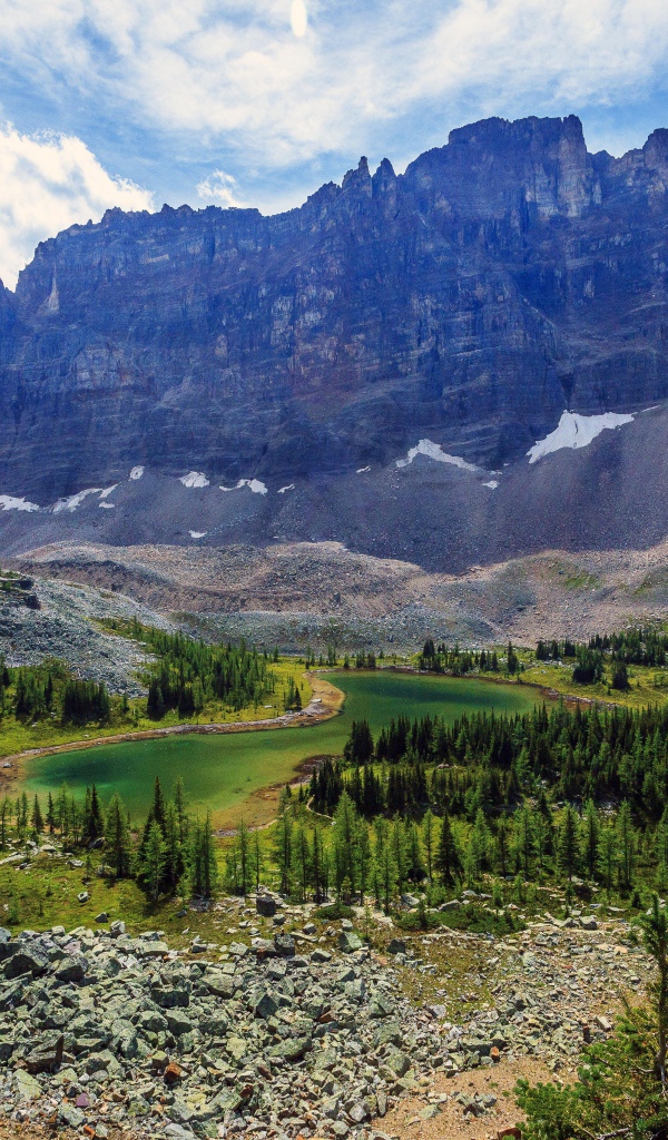 Суровый горный пейзаж