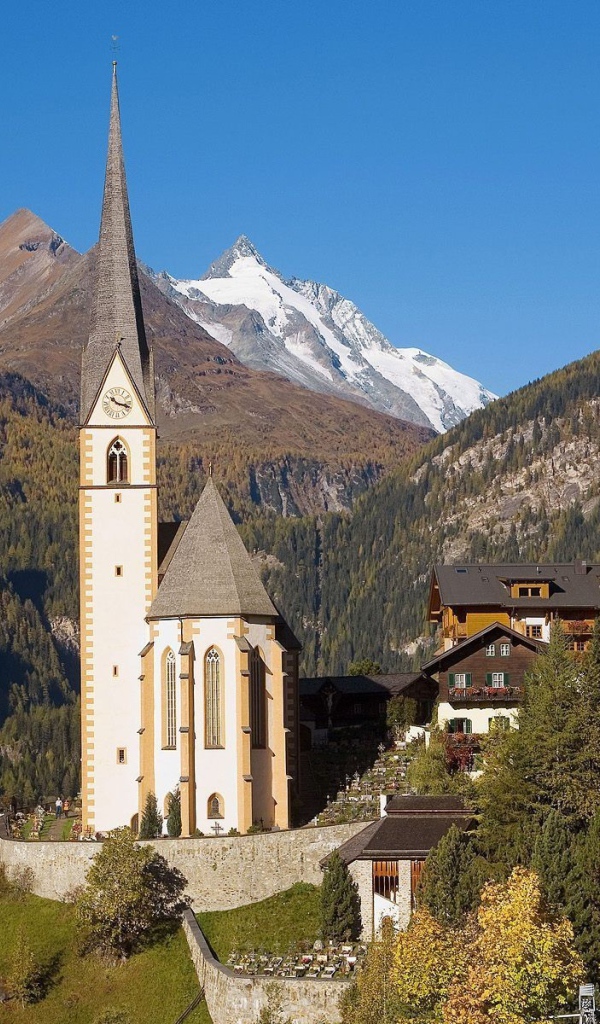 Высокая часовня в горах