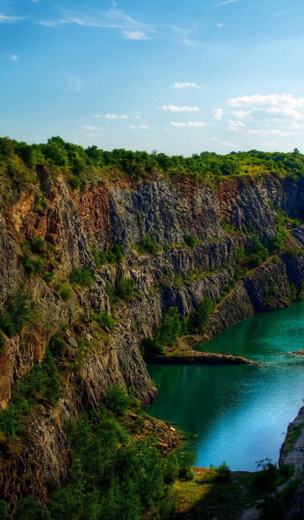 Озеро в каньоне