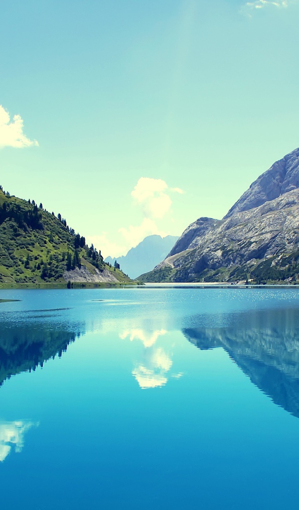 Отражение в горном озере