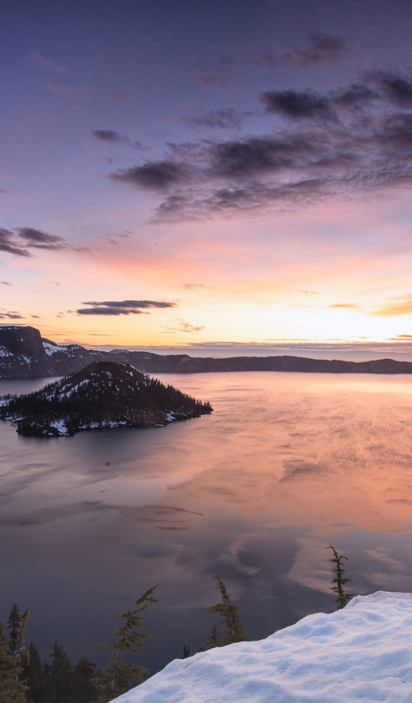 Горное озеро с островом