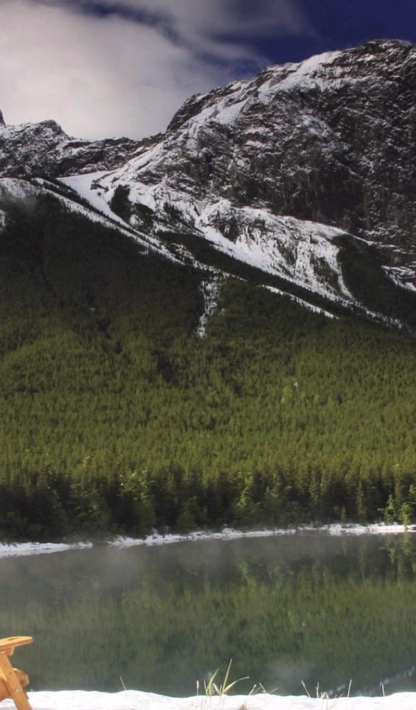 Горный пейзаж со стулом