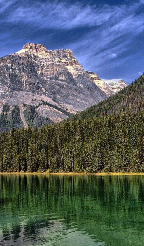 Горный пейзаж с озером