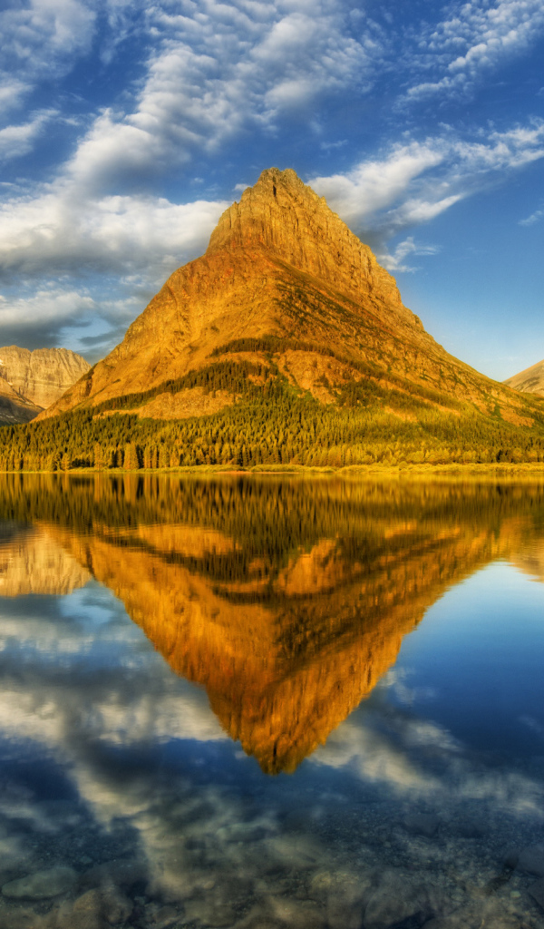 Горы освещенные солнцем и озеро