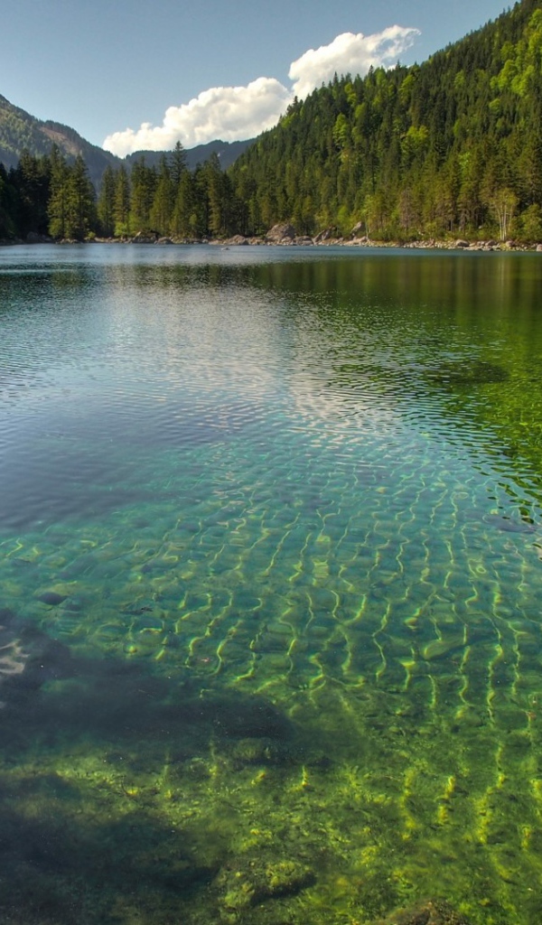 Тихое озеро среди гор
