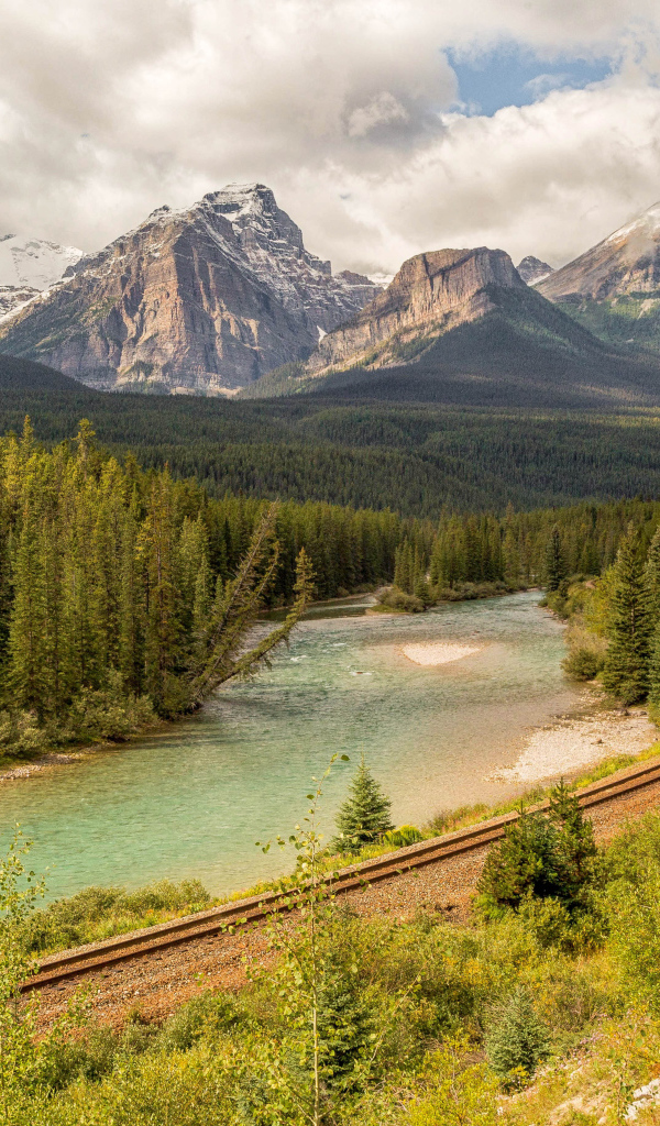 Железная дорога у гор