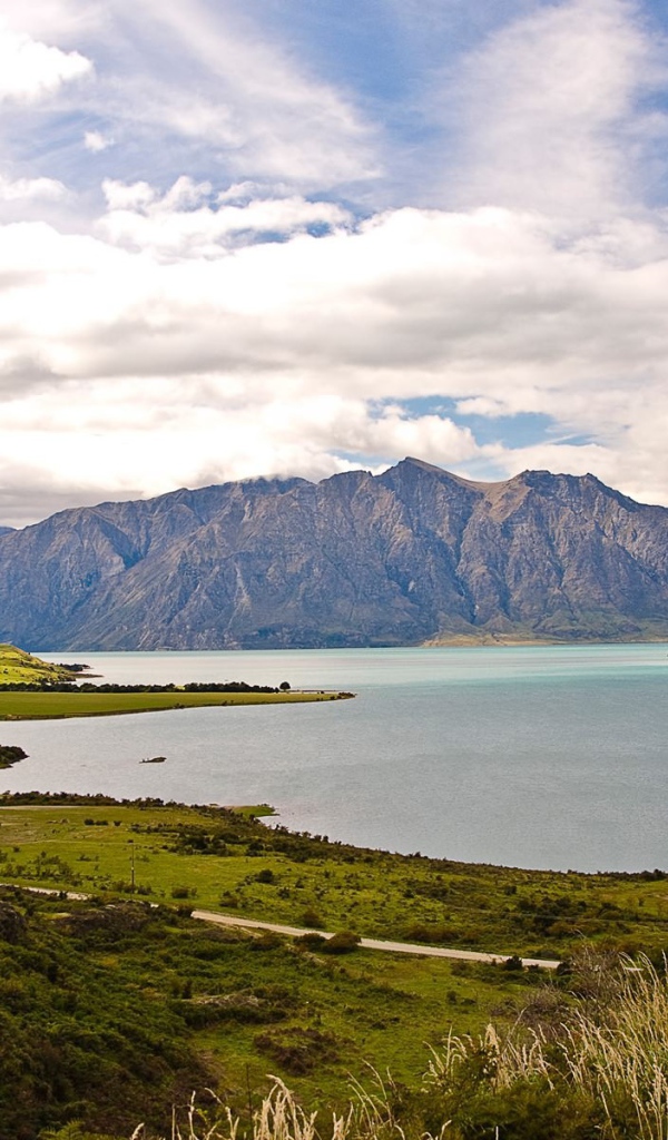 Дорога по берегу залива
