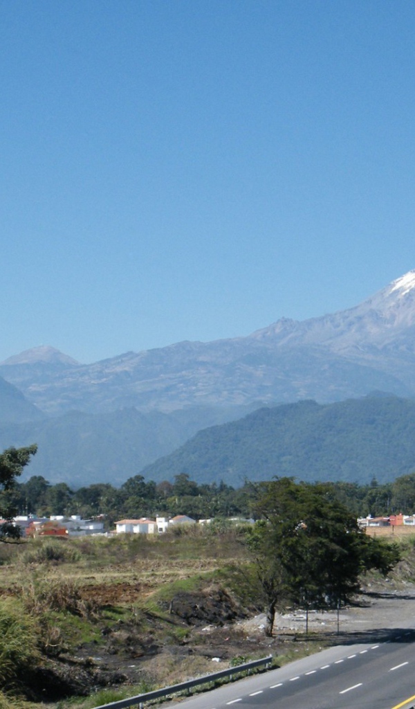 Белоснежная вершина горы