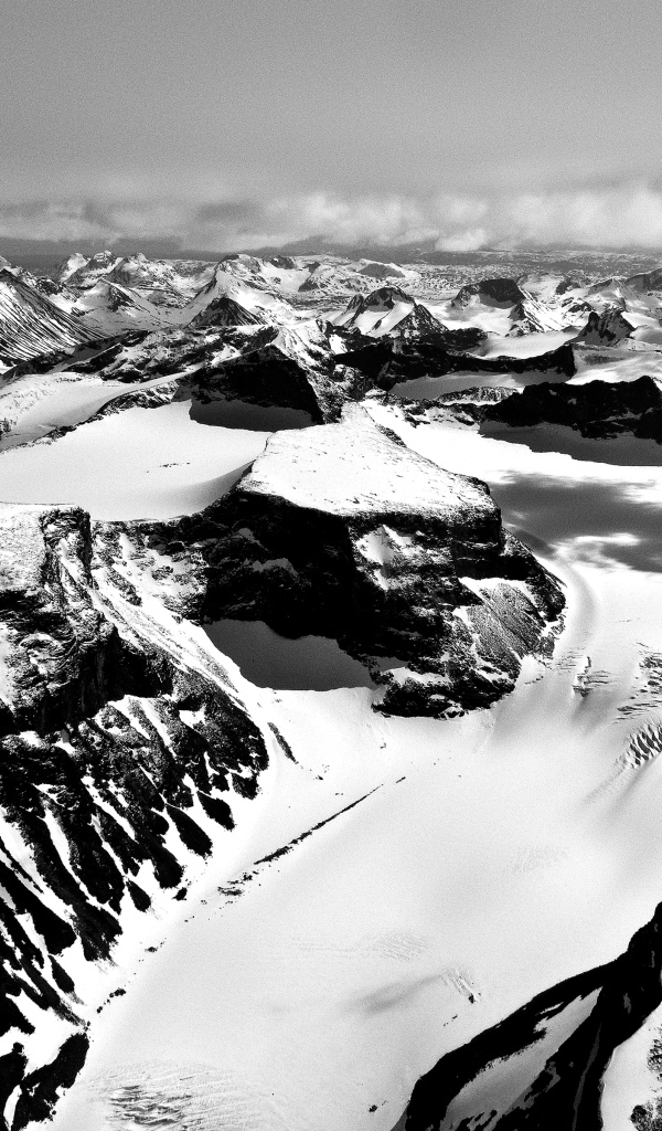 Снежные горы, чёрно-белое фото