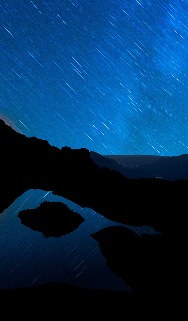 Ночное звёздное небо и горы