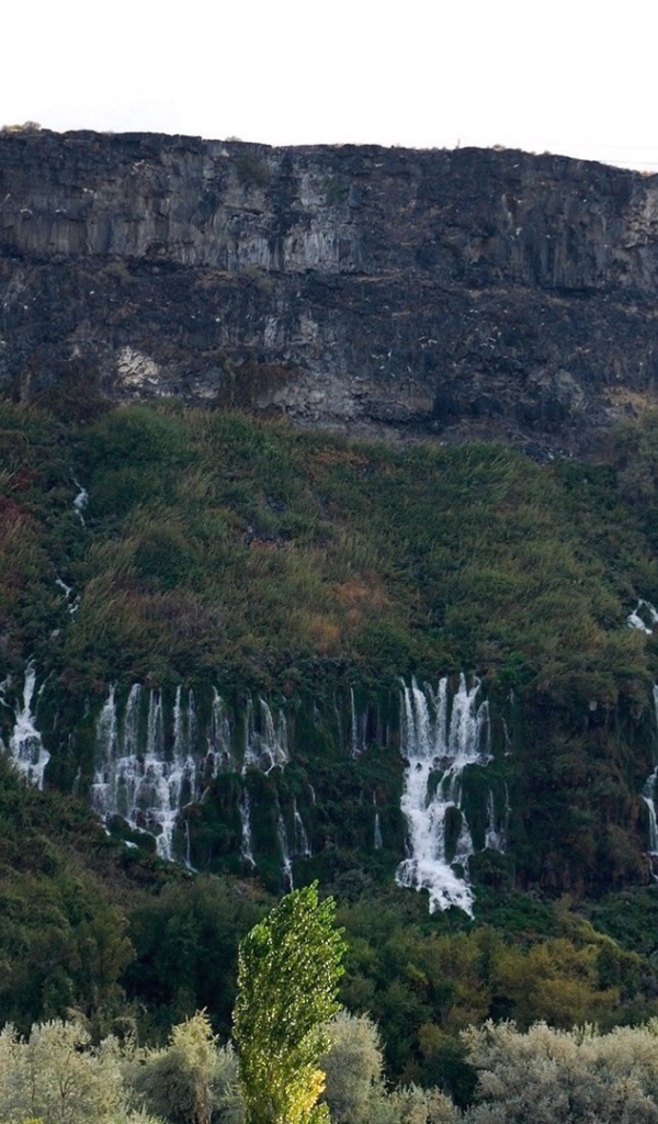 Потоки воды текущие с гор