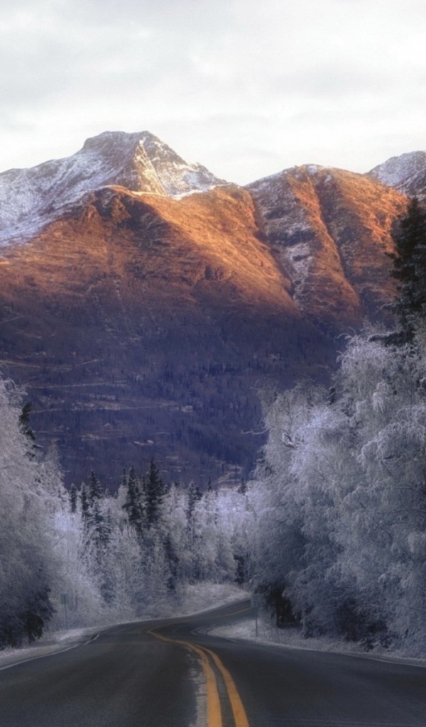 Солнце освещает горы