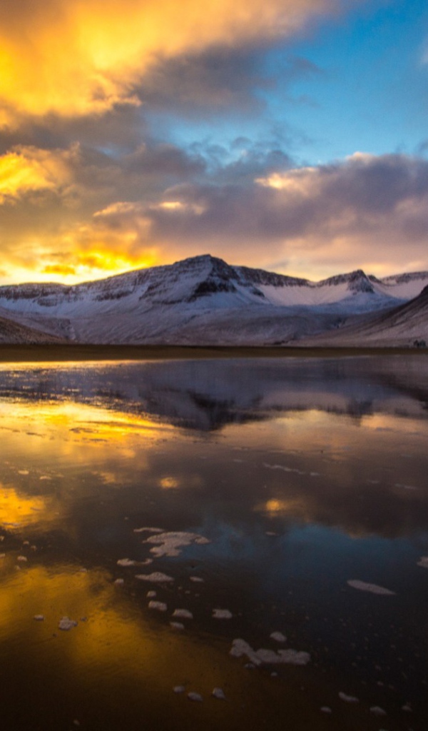 Закат над горным озером