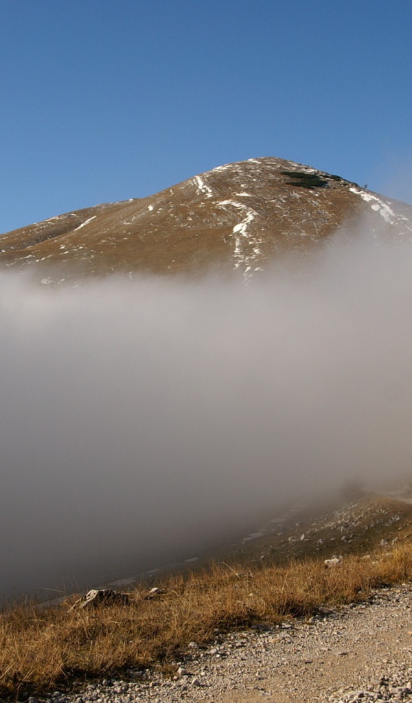 Облако закрыло гору