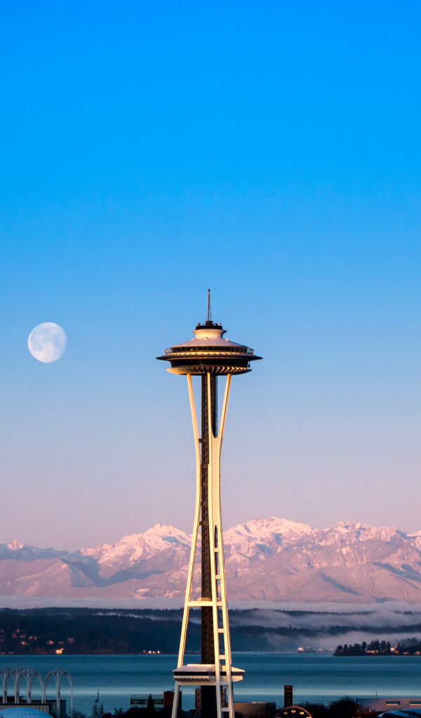 Башня на фоне гор