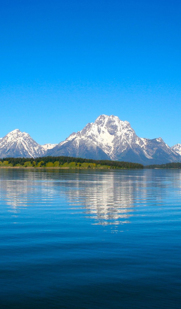 Белые горы на берегу озера