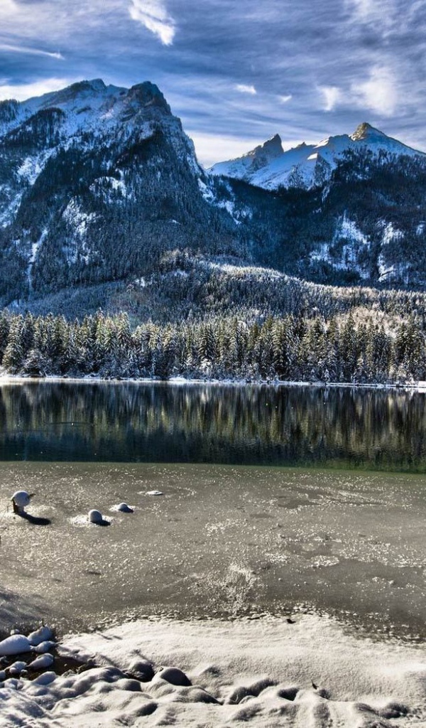 Горный пейзаж с замерзшим озером