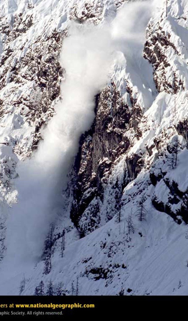 Сход лавины в горах