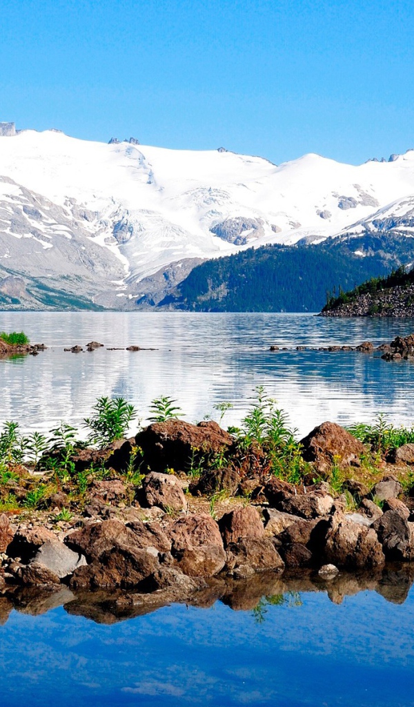 Озеро у заснеженных гор