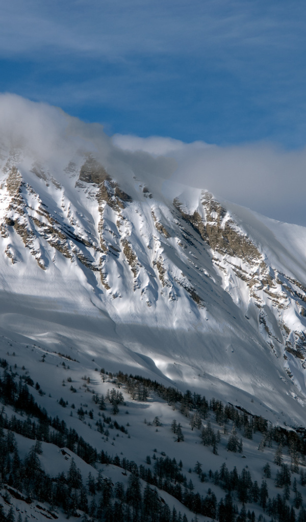 Снежные вершины в облаках