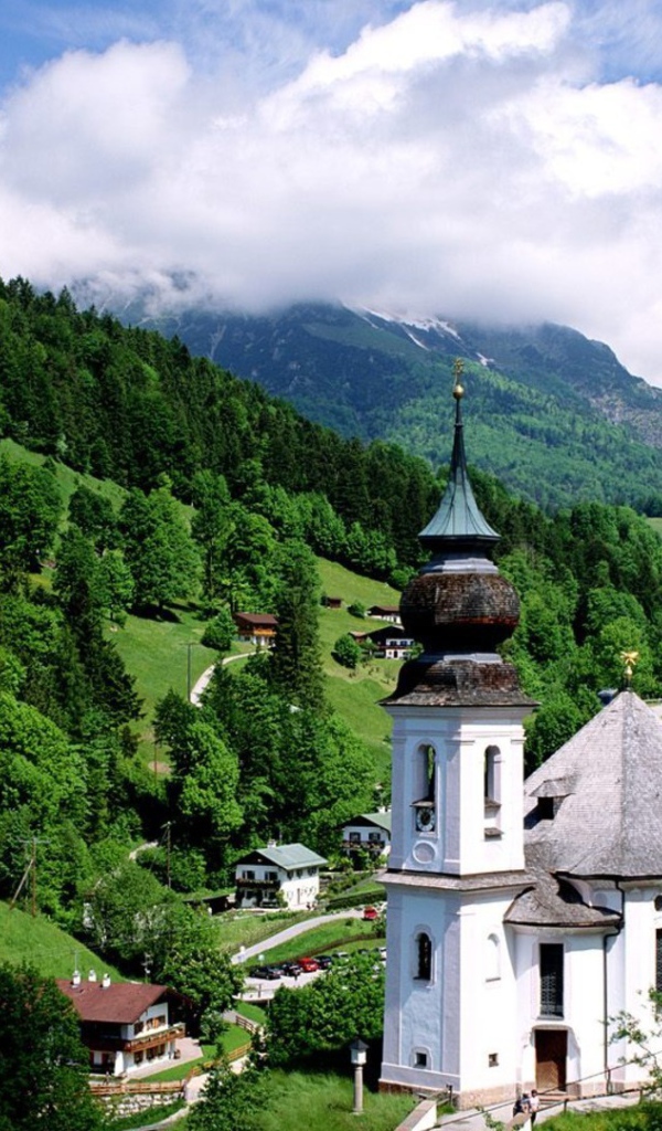 Белая часовня в горах