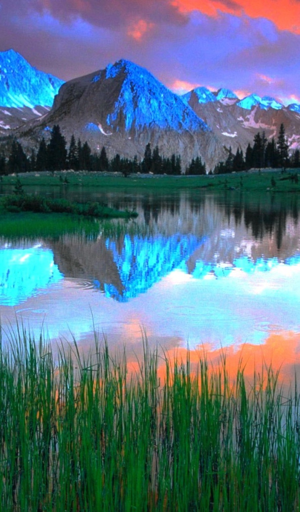 Синие горы освещенные солнцем