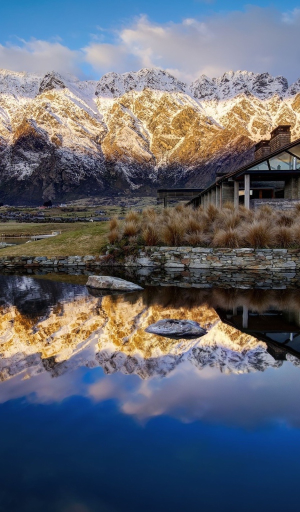 Дом около горного озера