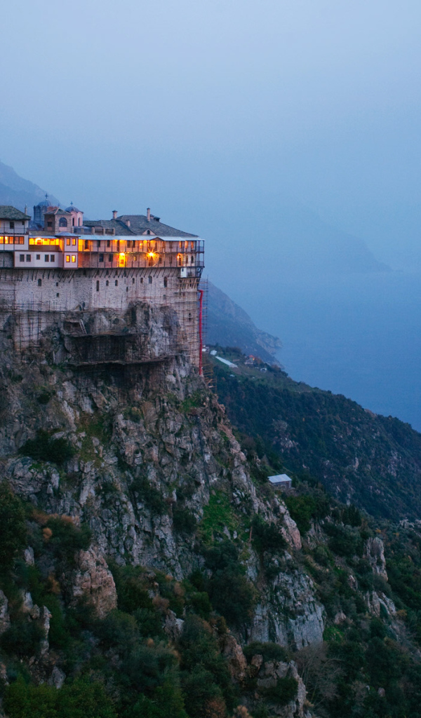 Дом на краю скалы