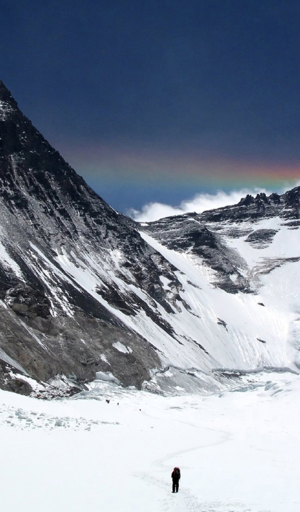 Человек идет на Эверест