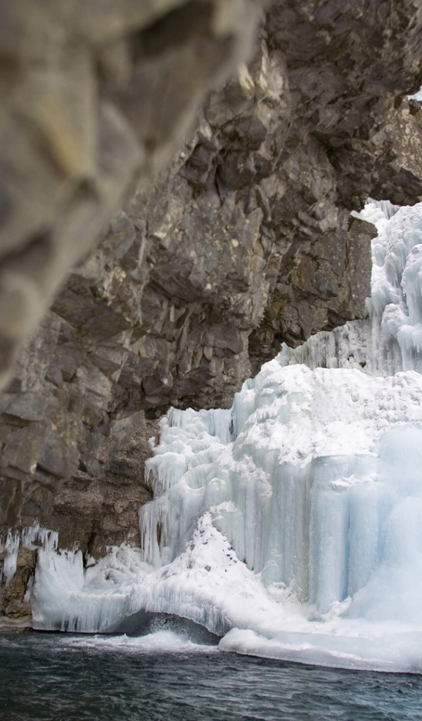 Человек поднимается на ледник
