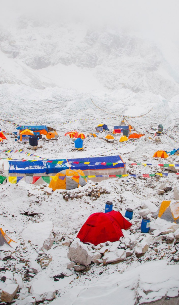 Разноцветные палатки в горах
