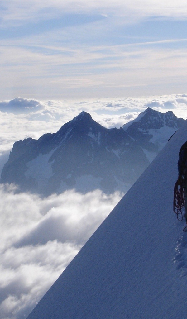 Люди идут на вершину горы