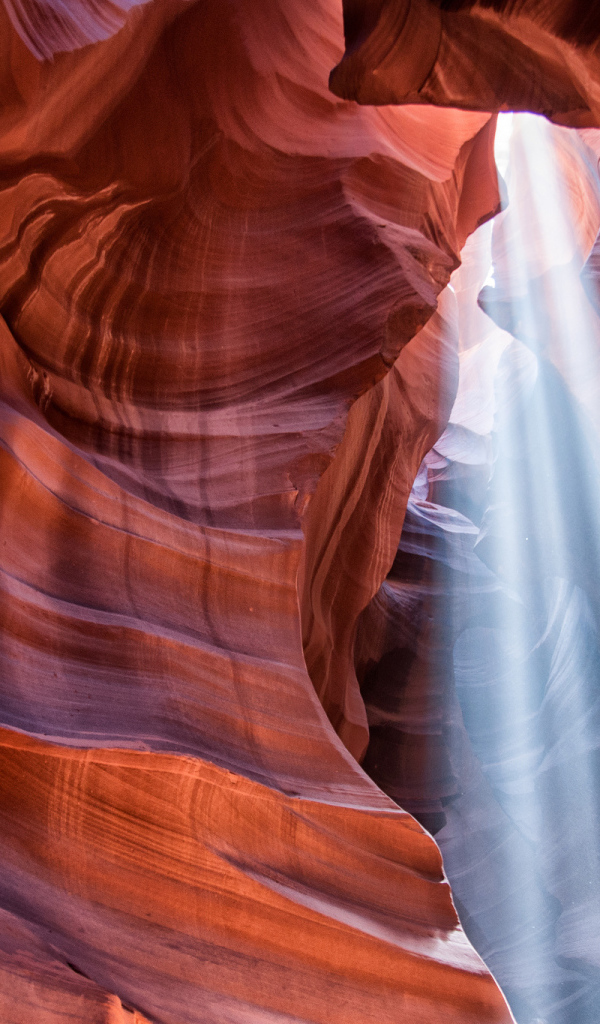 Лучи света в каньоне