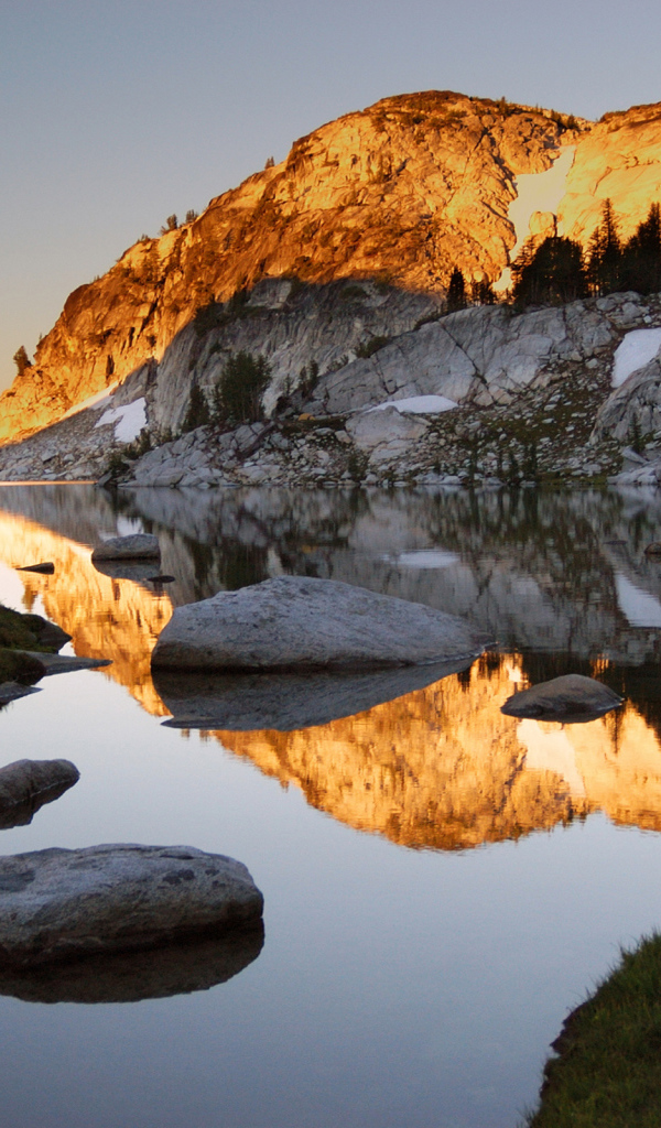 Гора освещенная солнцем