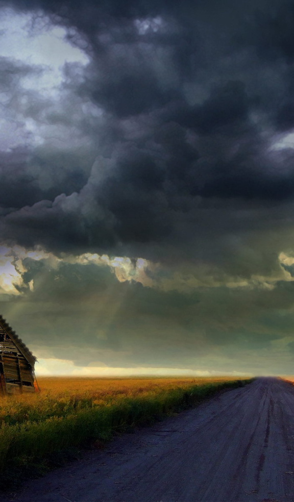 Старый дом около дороги